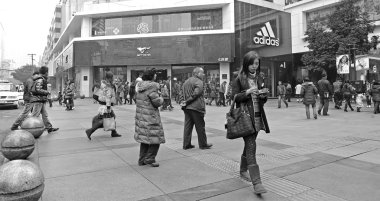 Yoğun bir yaya alışveriş caddesi kız geçmekle