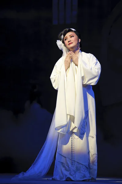 Pretty chinese traditional opera actress with theatrical costume — Stock Photo, Image