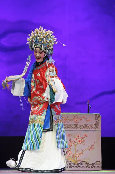 Hübsche traditionelle chinesische Opernsängerin mit theatralischem Kostüm — Stockfoto