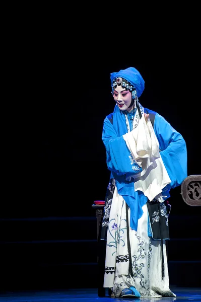 Pretty chinese traditional opera actress with theatrical costume — Stock Photo, Image