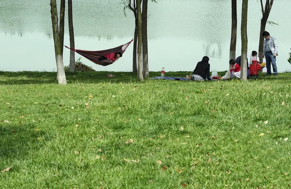 Une famille heureuse au bord du lac — Photo