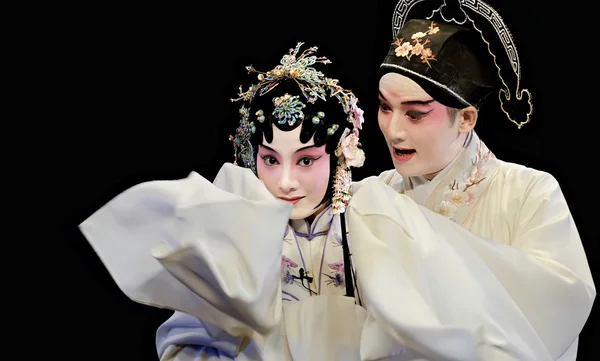 Actriz de ópera tradicional bastante china con traje teatral — Foto de Stock