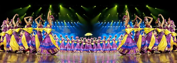 Chiński etniczne taniec yi narodowości — Zdjęcie stockowe