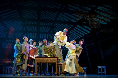 Çin Ulusal dansçılar sahnede gerçekleştirmek