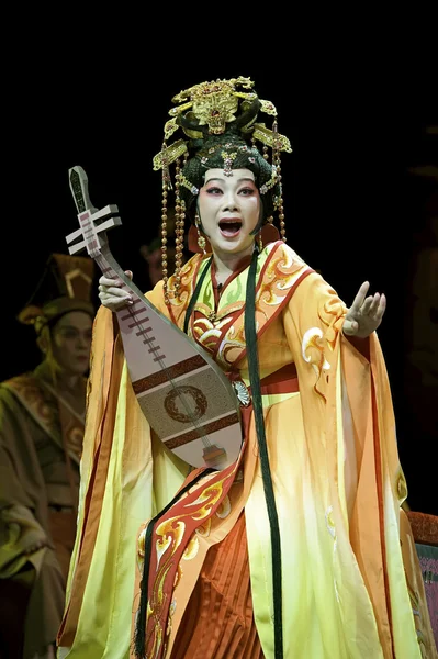 Vrij chinese traditionele opera actrice met theatrale kostuum — Stockfoto