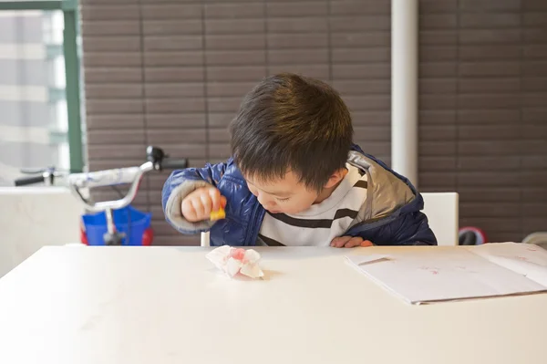 Un lindo bebé está pintando sobre la mesa — Foto de Stock