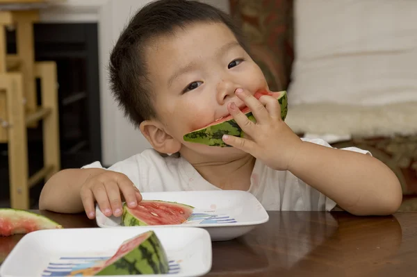 Bebê comendo melancia — Fotografia de Stock