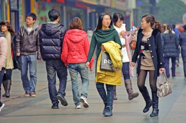 yoğun bir yaya alışveriş caddesi ile iki kız pass