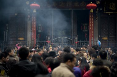 İnsanlar tapınakta dua tütsü yakmak