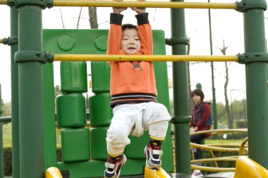 Çocuk oyun oyunda bebek