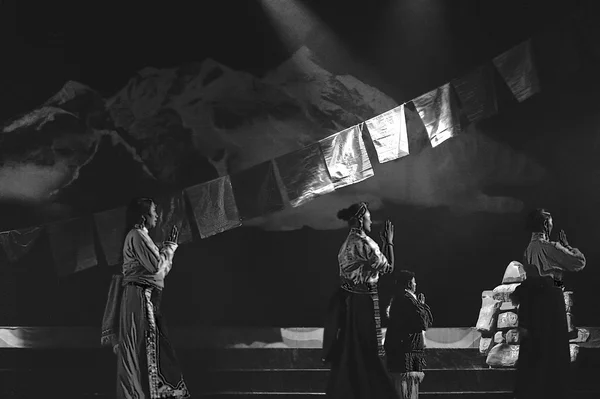 Bailarines étnicos tibetanos chinos — Foto de Stock