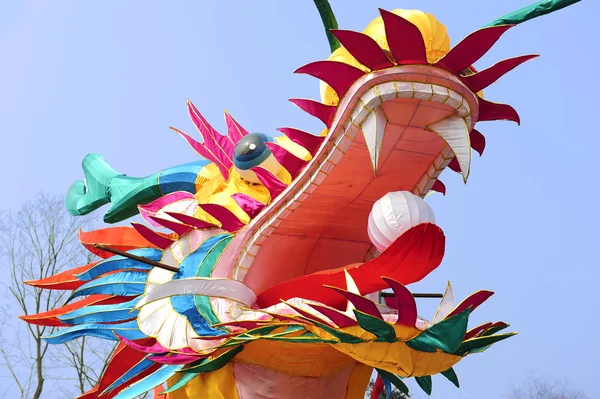 Chino tradicional colorido linterna de dragón — Foto de Stock