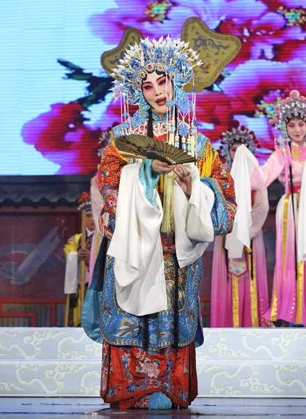 Pretty chinese traditional opera actress with theatrical costume — Stock Photo, Image