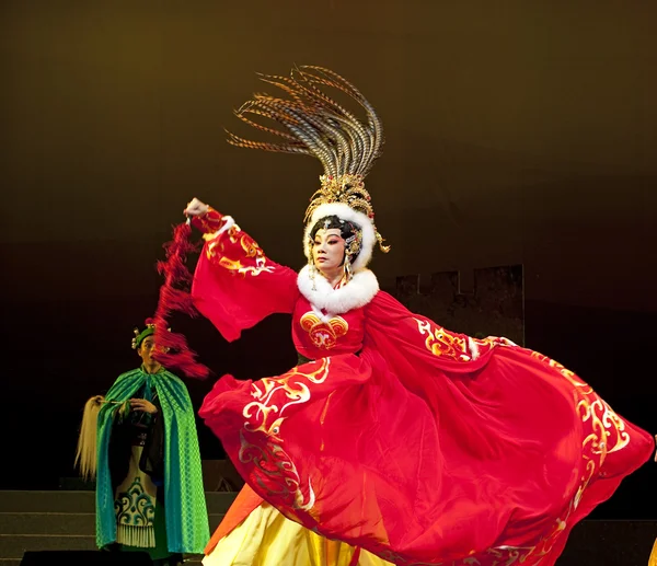 Pretty chinese traditional opera actress with theatrical costume — Stock Photo, Image