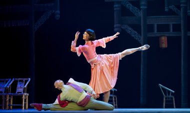 Çin Ulusal dansçılar sahnede gerçekleştirmek