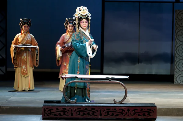 Hübsche traditionelle chinesische Opernsängerin mit theatralischem Kostüm — Stockfoto