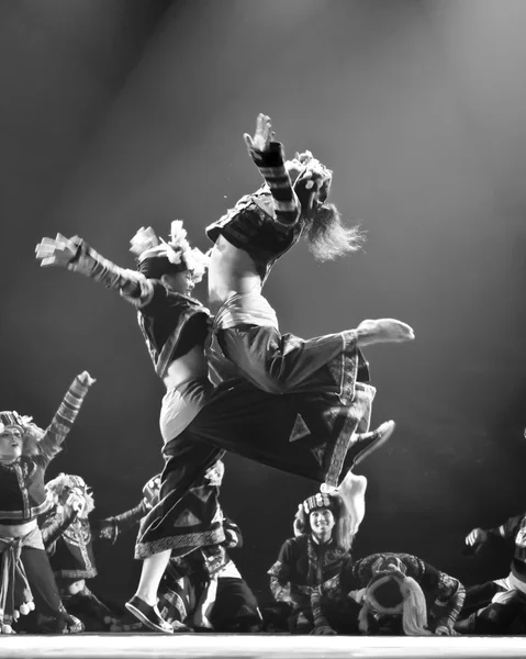 Bailarines folclóricos étnicos tibetanos — Foto de Stock