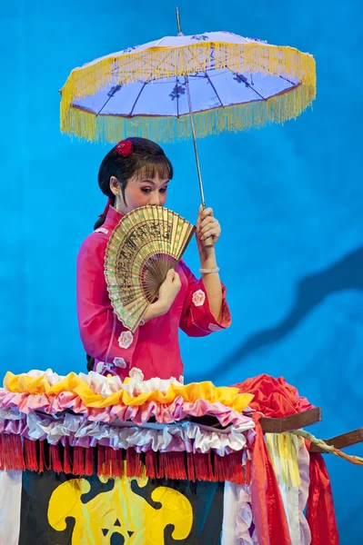 Ganska kinesiska traditionell opera skådespelare med teatraliska kostym — Stockfoto