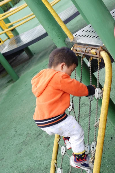 Brincadeira de bebê em um parque infantil — Fotografia de Stock