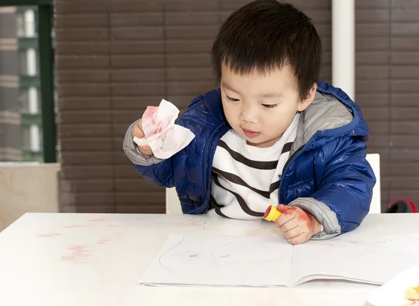 Roztomilé dítě maluje na stůl — Stock fotografie