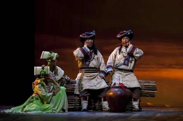 Chinese Qiang ethnic dance performed by Qiang ethnic dance troup — Stock Photo, Image