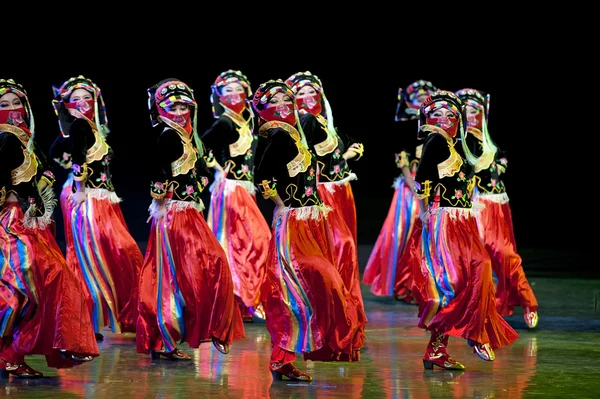 Ganska kinesiska Qiang nationella dansare — Stockfoto