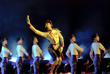 oldukça modern dansçı