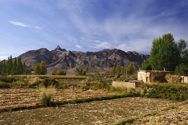 Büyük duvar'ın altında Köyü