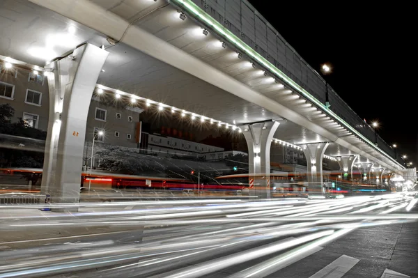 Tráfico de alta velocidad y senderos de luz borrosa bajo el paso elevado —  Fotos de Stock