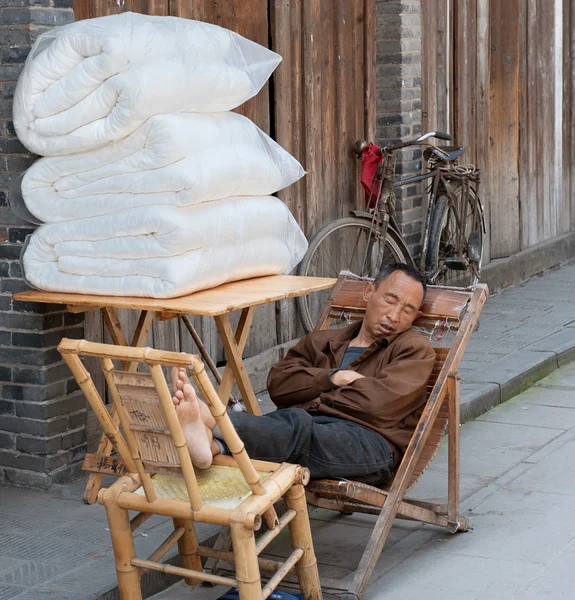 Uomo che dorme in una città — Foto Stock