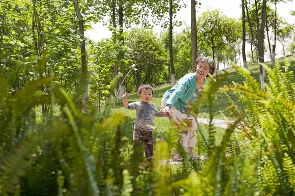 bir bebek ve büyükanne