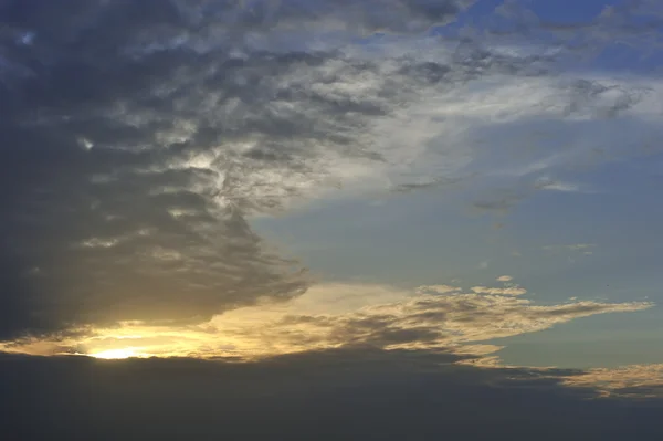 Nuvens e céu ao pôr do sol — Fotografia de Stock