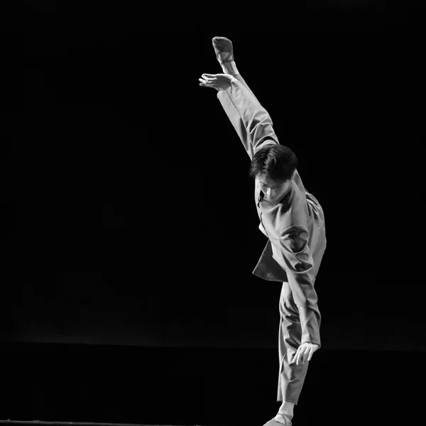 Bailarina moderna profesional — Foto de Stock
