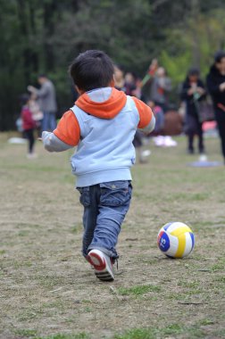 futbol oynayan bebek