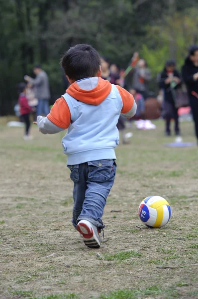 Bebê jogando futebol — Fotografia de Stock