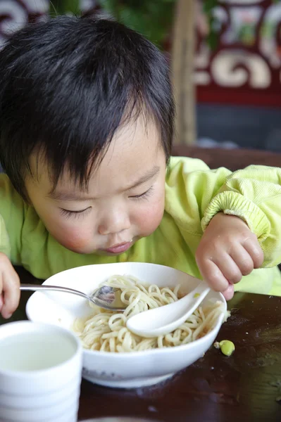 Τρώει ένα χαριτωμένο μωρό — Φωτογραφία Αρχείου