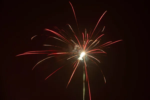 Fuegos artificiales festivos de colores brillantes — Foto de Stock