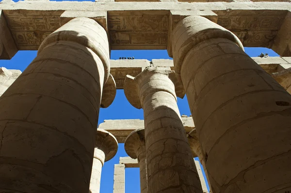Grandes colonnes dans le temple Karnak à Louxor, Egypte — Photo