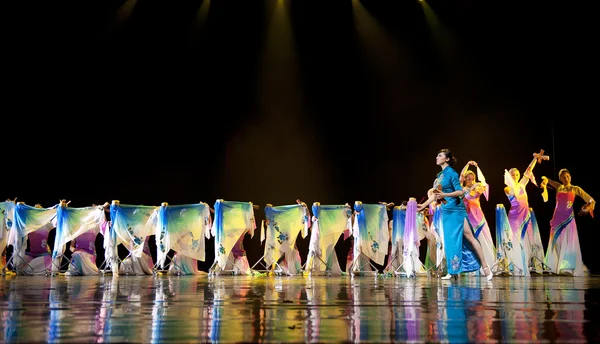 Pretty chinese national dancing girls — Stock Photo, Image