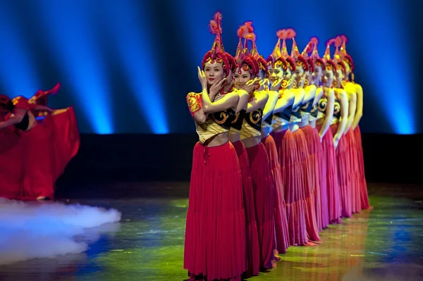 Chicas bailando nacionales chinas bonitas —  Fotos de Stock