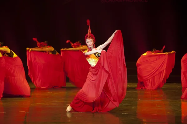 Chicas bailando nacionales chinas bonitas —  Fotos de Stock