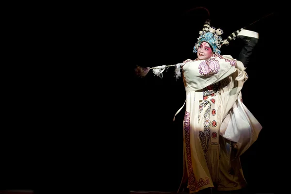 Aktor opera tradisional Cina dengan kostum teater — Stok Foto