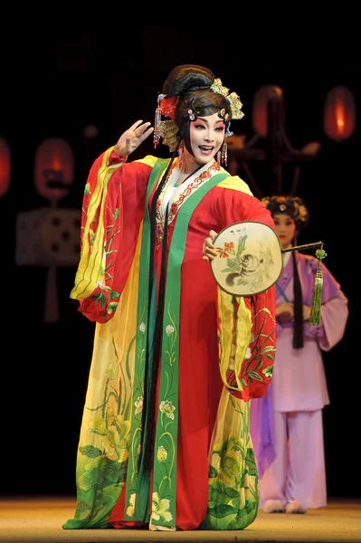 Vrij chinese traditionele opera actrice met theatrale kostuum — Stockfoto