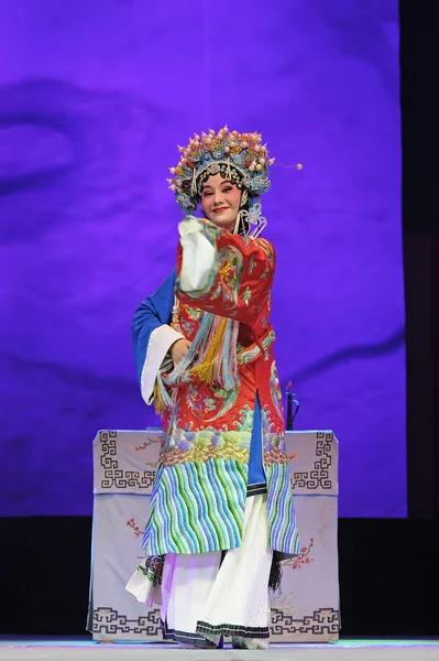 Pretty chinese traditional opera actress with theatrical costume — Stock Photo, Image