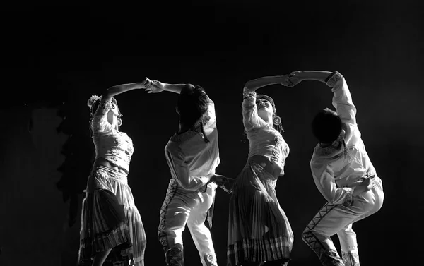 Kínai etnikai táncosok — Stock Fotó