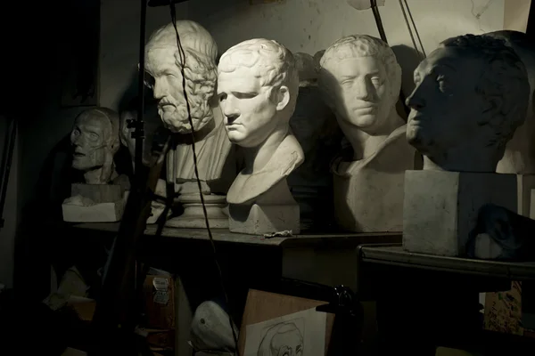 Les statues en plâtre dans le studio de croquis — Photo