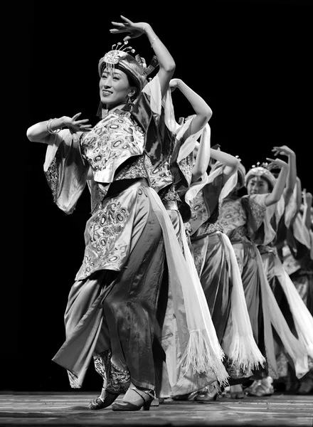 中国 qiang の民族のダンサー — ストック写真