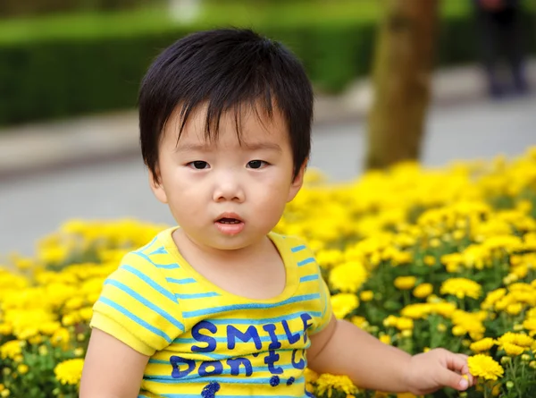 Un bambino carino sta giocando in giardino — Foto Stock