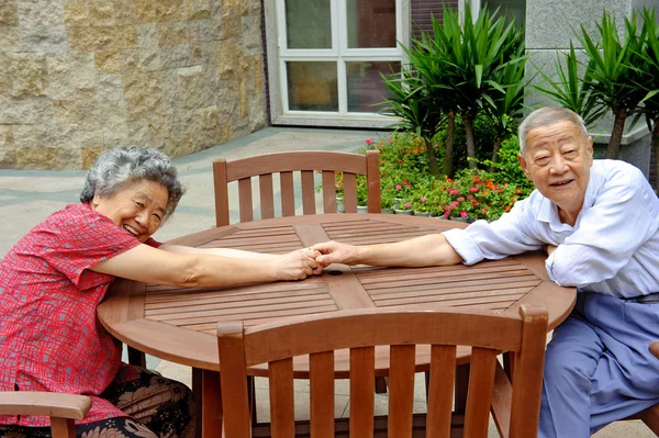 Un couple intime de personnes âgées — Photo
