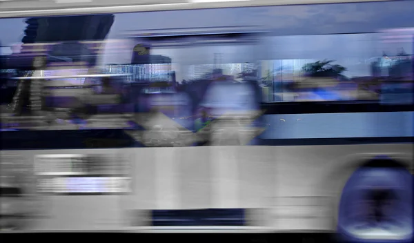 Sentieri di autobus ad alta velocità e sfocati sulla strada del centro — Foto Stock